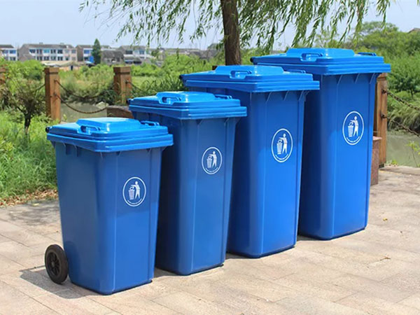 Thùng rác nhựa màu xanh dương tại Quận 10