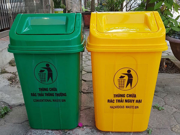 Thùng rác nắp bập bênh tại Thành Phố Hồ Chí Minh