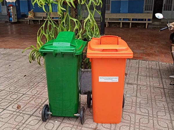 Thùng rác nắp hở tại Thành Phố Hồ Chí Minh
