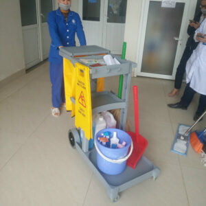 Xe đẩy làm vệ sinh trong bệnh viện